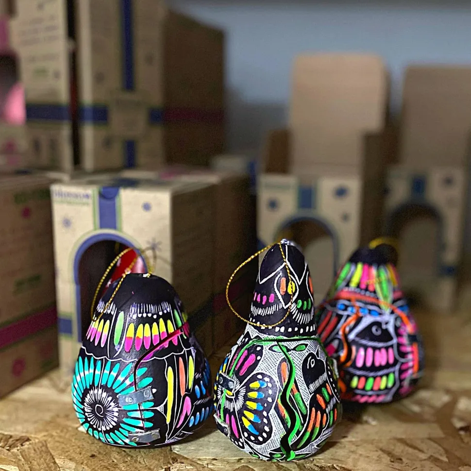 Retablo Nativity gourd